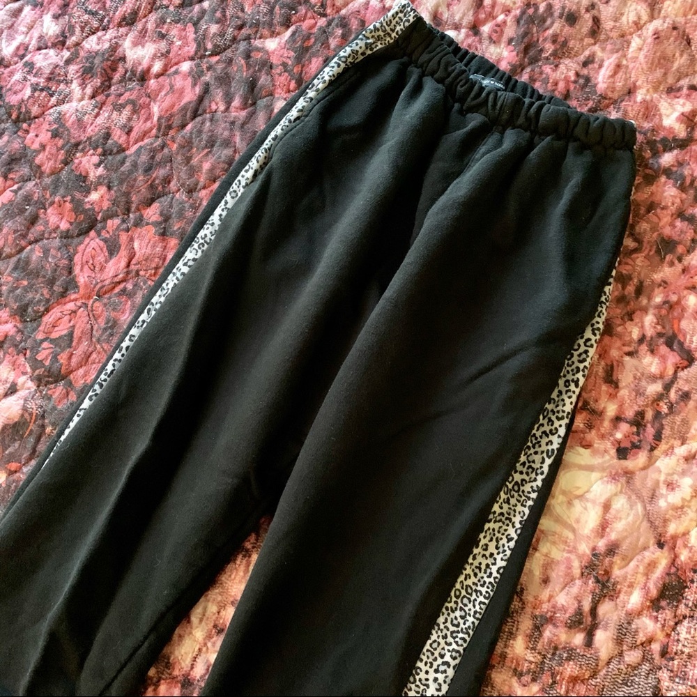 RARE Brandy Melville Cheetah Rosa Sweatpants - Picture 2 of 5